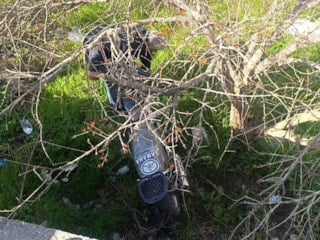 Antalya'da polisi görünce panikleyip motosikletini bahçeye atan sürücü, ceza yemekten kurtulamadı