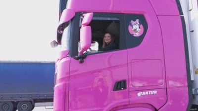 İstanbul'da yaşayan 4 çocuk annesi kadın pembe renkli tırı ile görenleri şaşırtıyor