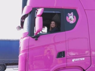 İstanbul'da yaşayan 4 çocuk annesi kadın pembe renkli tırı ile görenleri şaşırtıyor