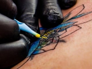 MHP’den 18 yaş altına dövme ve piercing yasağı teklifi