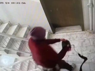 İzmir'de komşularının kapısına dışkı süren şüpheli apartmanda huzur vermiyor