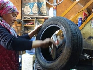 Antalya’da lastik tamircisi kadın usta, görenleri şaşırtıyor