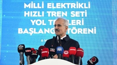Abdulkadir Uraloğlu duyurdu: Türkiye'nin yerli ve milli hızlı treni raylara indirildi