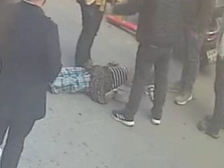 İstanbul'da geri manevra yapan minibüsün altında kalan yaşlı kadın ağır yaralandı