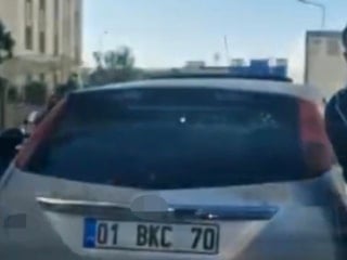 Adana'da trafikte kavga ettiği aracın önünü kesip saldırdı