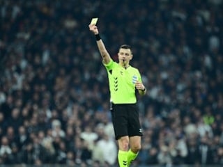 Beşiktaş - Galatasaray derbisinde kartlar havada uçuştu