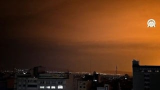 İran'ın başkenti Tahran yoğun bombardıman altında