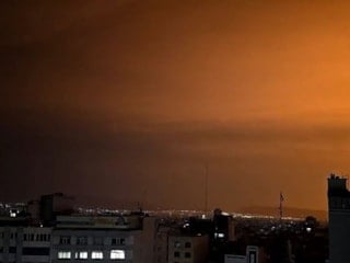 İran'ın başkenti Tahran yoğun bombardıman altında