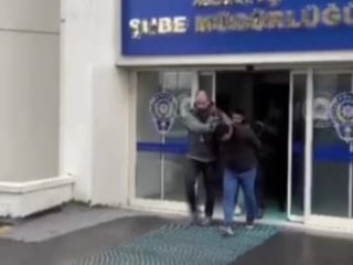 Ankara'da vatandaşları kendini polis ve savcı olarak tanıtıp 15 milyon lira dolandıran şüpheliler yakalandı