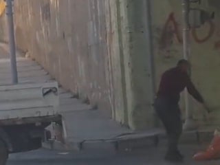 İzmir'de bozuk yolları onarmak vatandaşa kaldı