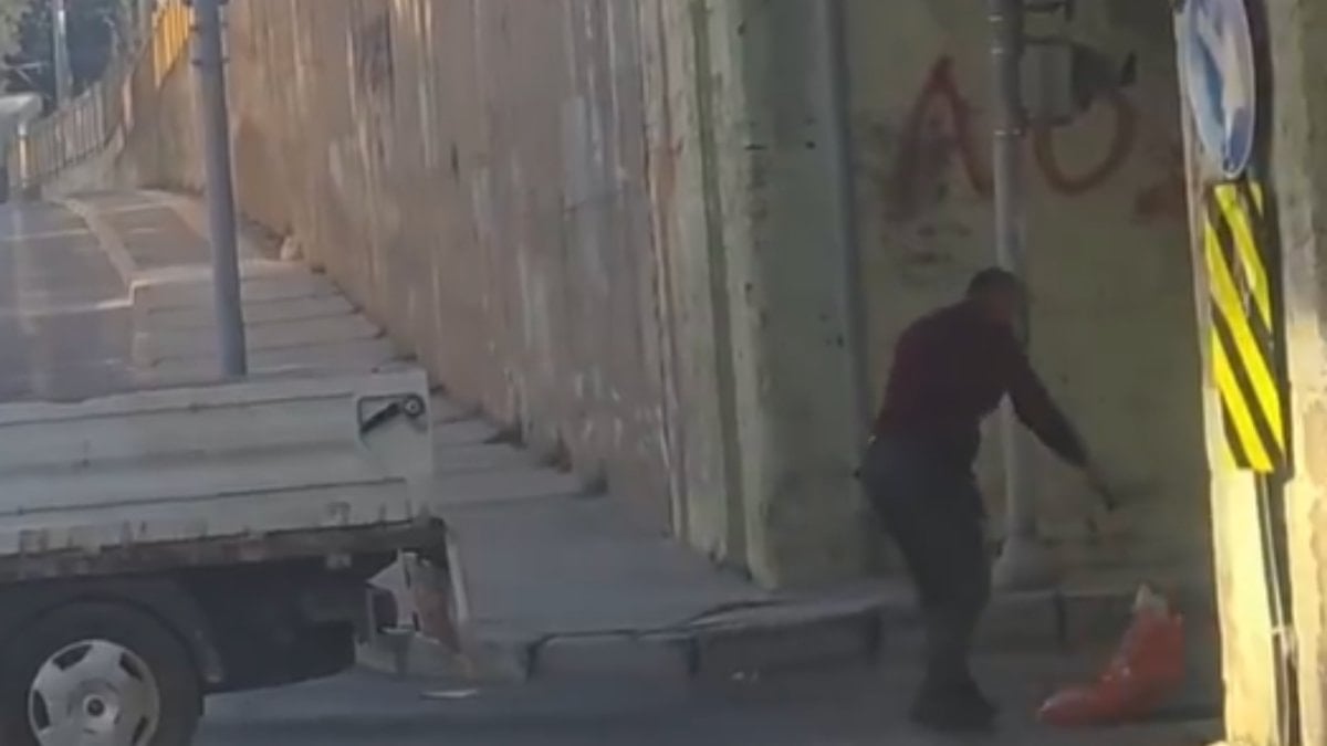 İzmir'de bozuk yolları onarmak vatandaşa kaldı