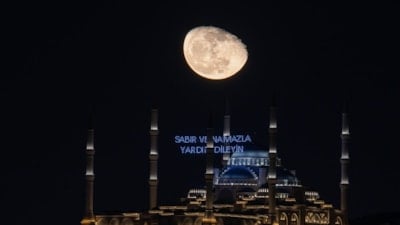 İstanbul’da Çamlıca Cami ile 'Küçülen Şişkin Ay'' aynı karede