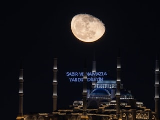 İstanbul’da Çamlıca Cami ile 'Küçülen Şişkin Ay'' aynı karede