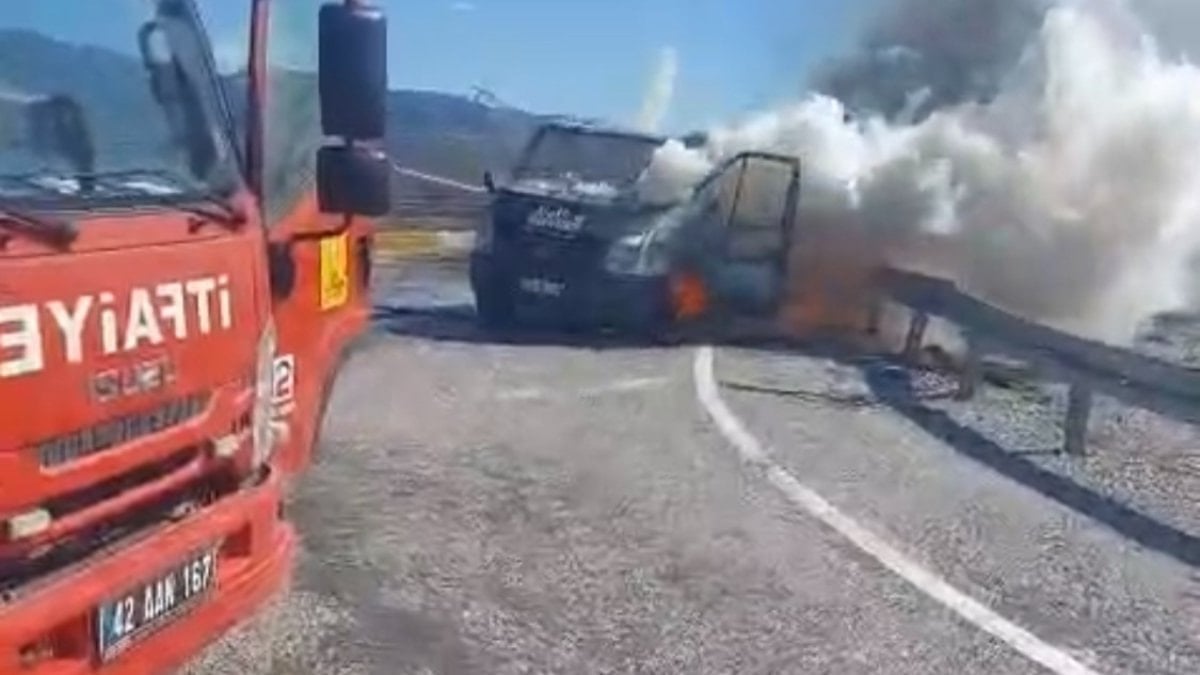 Konya'da seyir halindeki kamyonet alev topuna döndü