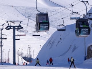 Erzurum Palandöken'de kayak keyfi sürüyor