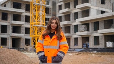Ankara'da 20 yaşındaki kule vinç operatörü olan genç kız, ekmeğini gökyüzünde kazanıyor