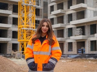 Ankara'da 20 yaşındaki kule vinç operatörü olan genç kız, ekmeğini gökyüzünde kazanıyor