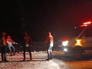 Ağrı'da şarampole kayan araçtaki 4 kişi kurtarıldı