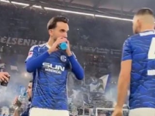 Schalke 04 oyuncuları, maç sırasında iftar yaptı