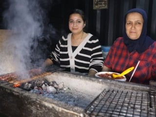 Hatay'da garson olarak girdiği işte kebapçı oldu: Anne-kız birlikte çalışıyor