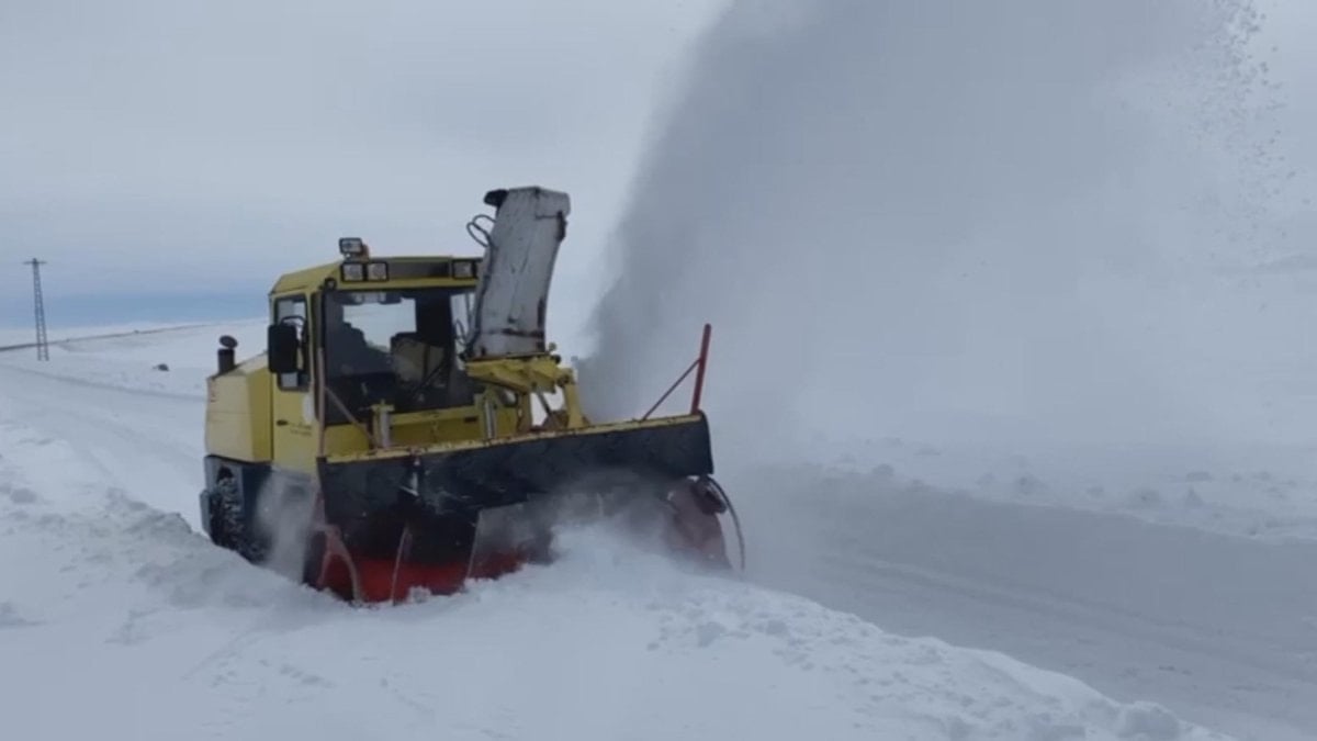 Kars'ta kapanan yollar için çalışmalar sürüyor