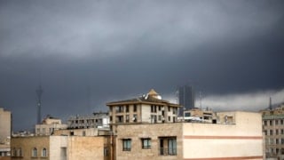 Tahran'da petrol depolarından yayılan kalıntılar siyah bir tabaka oluşturdu