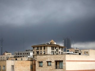 Tahran'da petrol depolarından yayılan kalıntılar siyah bir tabaka oluşturdu