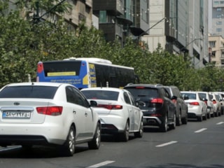 İran'ın petrol depoları vuruldu: Benzin istasyonlarında kuyruklar oluştu