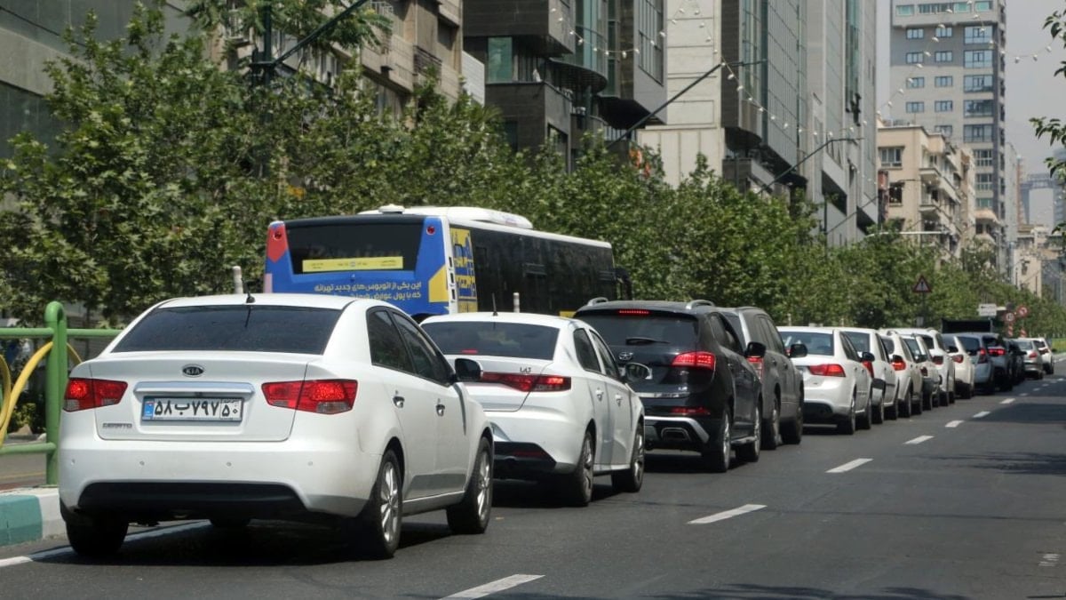 İran'ın petrol depoları vuruldu: Benzin istasyonlarında kuyruklar oluştu