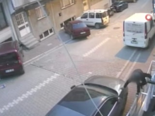 İstanbul'da camda asılı duran elbiseleri çalan şahıs kamerada