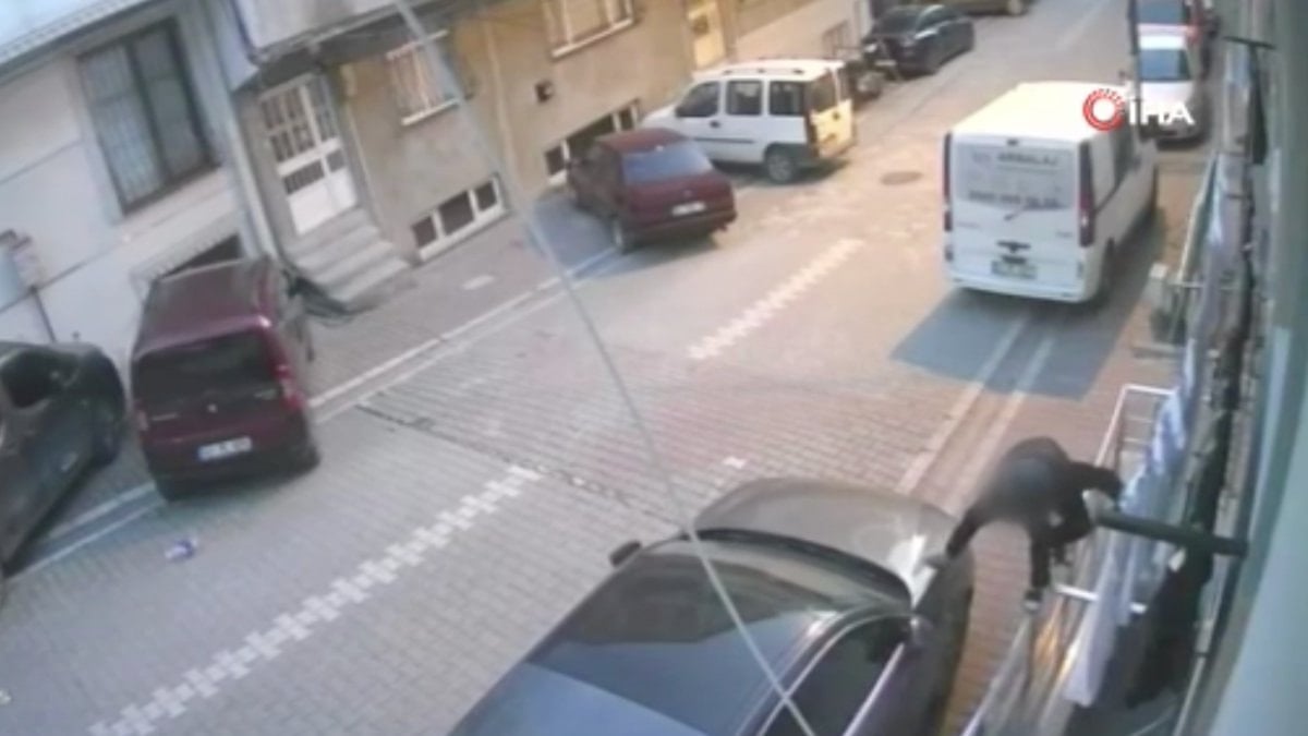 İstanbul'da camda asılı duran elbiseleri çalan şahıs kamerada
