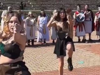 İzmir'de kadın derneklerinin "Kadınlar Günü" kıyafetleri dikkat çekti