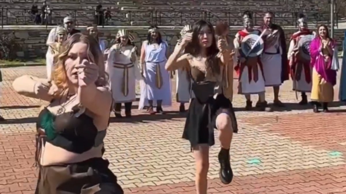 İzmir'de kadın derneklerinin "Kadınlar Günü" kıyafetleri dikkat çekti