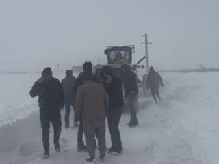 Kars'ta kara saplanan 12 araç ve içindekiler kurtarıldı