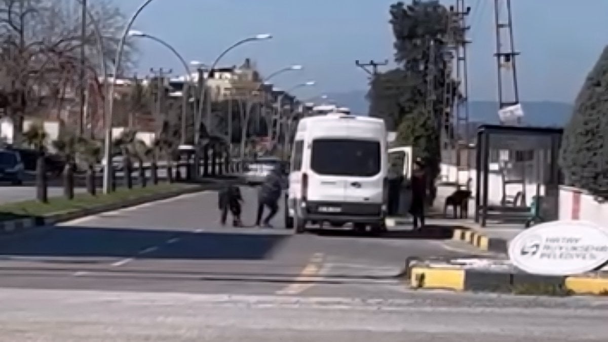 Hatay'da durak görevlisinin minibüs şoförünü darbettiği anlar kameraya yansıdı