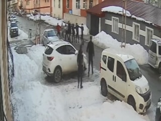 Kars'ta iki grup arasında çıkan kavgada hem silah hem sopa kullanıldı