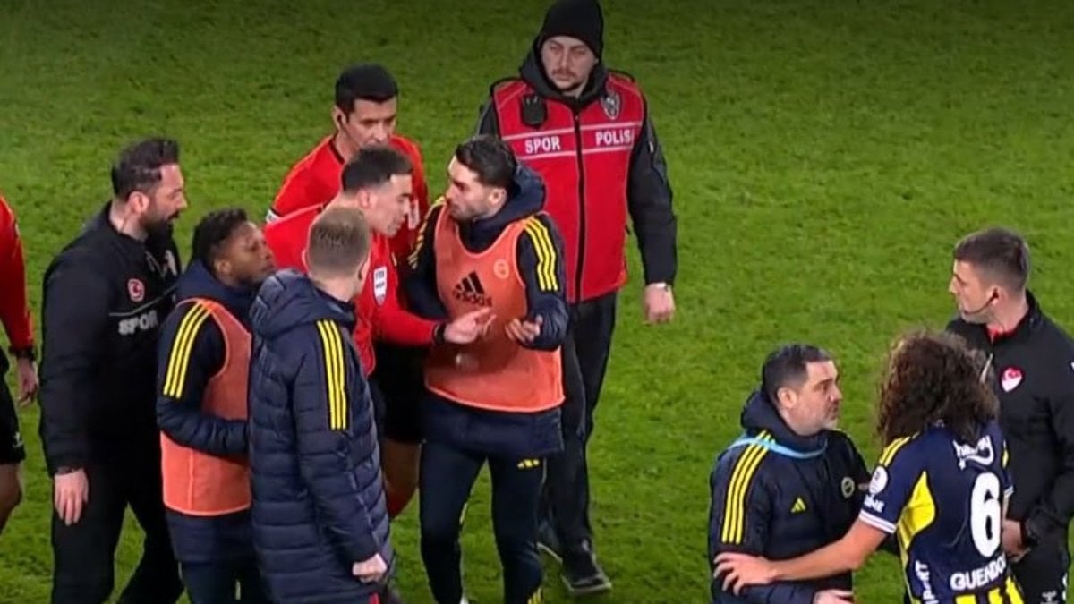 Kadıköy'de tansiyon yükseldi! İlk yarının sonunda saha karıştı