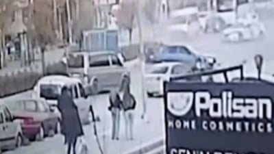 İstanbul Sancaktepe'de otomobillerin çarpıştığı kaza kamerada