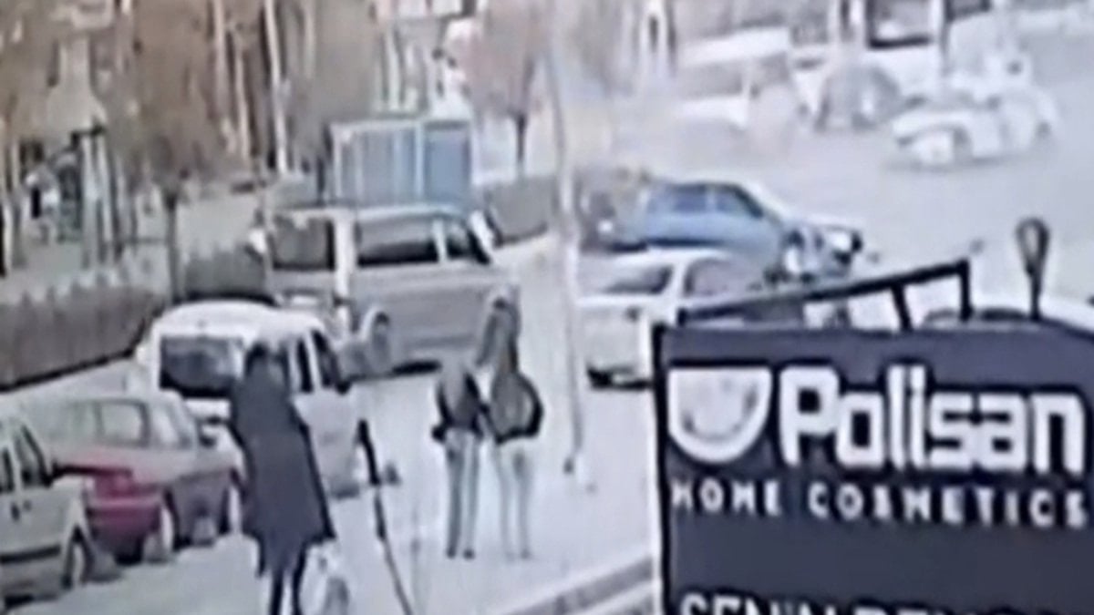 İstanbul Sancaktepe'de otomobillerin çarpıştığı kaza kamerada