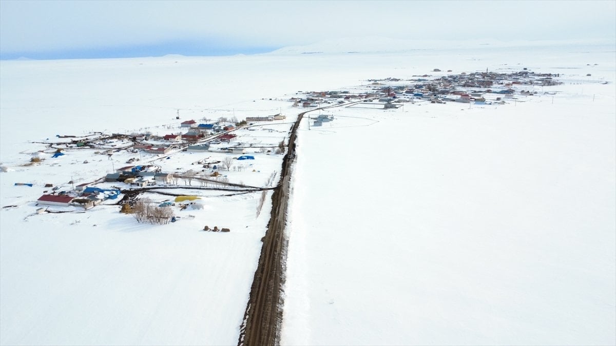 Kars’ta kar yağışı köyleri beyaza bürüdü