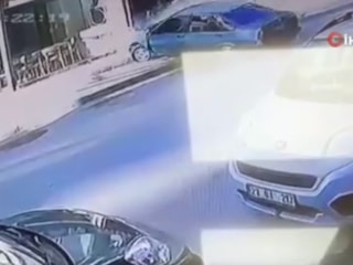 Elazığ'da kontrolden çıkan otomobil mağazaya daldı