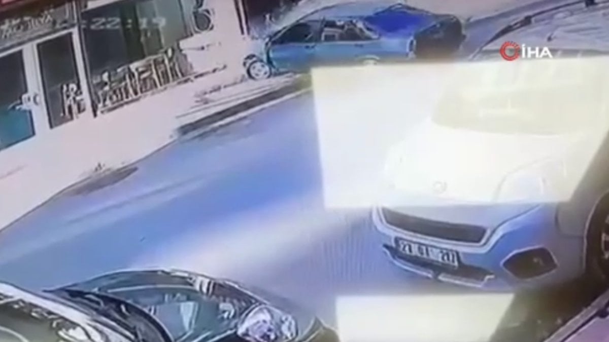 Elazığ'da kontrolden çıkan otomobil mağazaya daldı