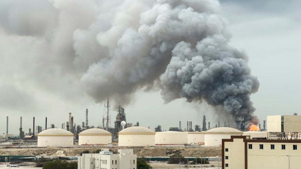 İran Bahreyn'deki en büyük petrol tesisine saldırdı: Alevler gökyüzünü kapladı