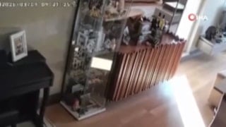 Denizli'de deprem anı kameraya yansıdı