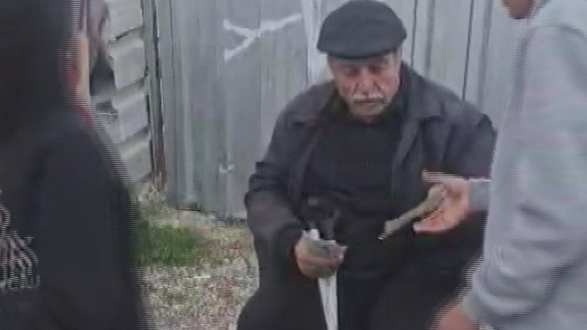 Hatay'da emekli maaşını mahalleye dağıtıyor