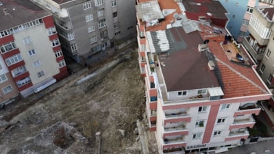 İstanbul'da temeli kayan bina görüntülendi