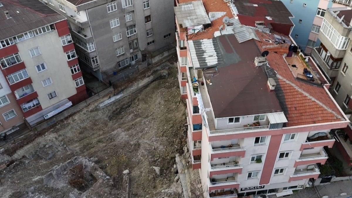 İstanbul'da temeli kayan bina görüntülendi