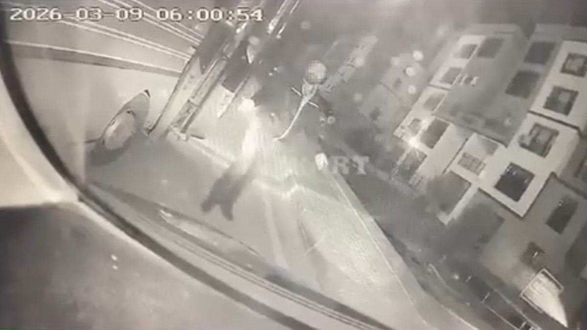 Adana'da otobüs ve minibüs şoförlerinin yol verme kavgası kazaya neden oldu