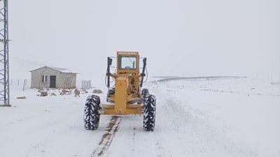 Van'da kardan kapanan yolları açmak için çalışmalar sürüyor