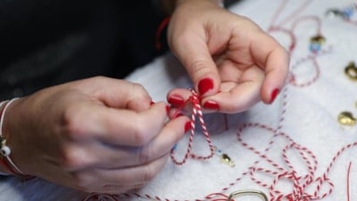 5 dakikada adım adım marteniçka yapımı: Kırmızı ve beyaz ip yetiyor